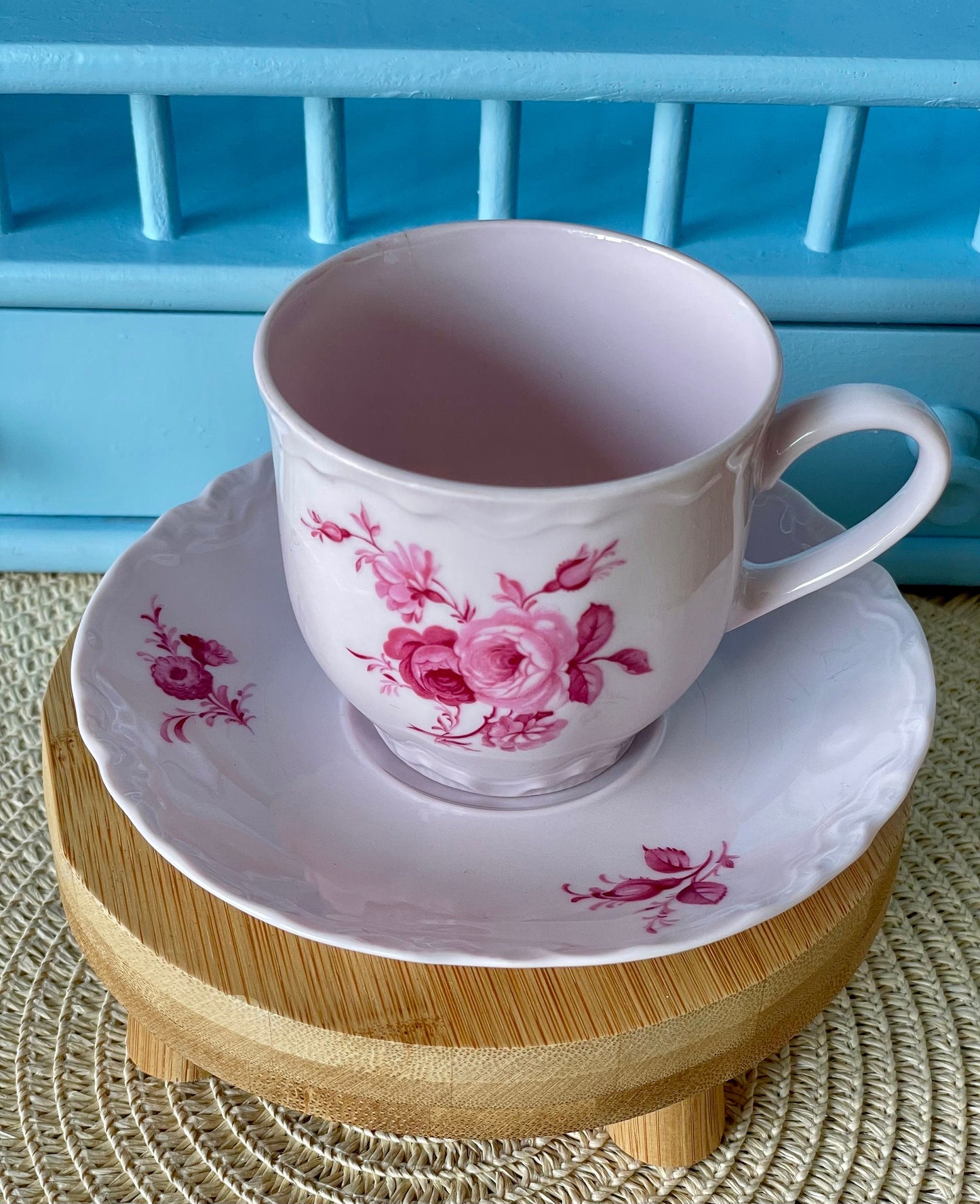 Pink Porcelain Elegance: Hutschenreuther Teacup & Saucer with Sculptured Rim, Rose Decor – A Unique Gift of Timeless Charm Made in Germany