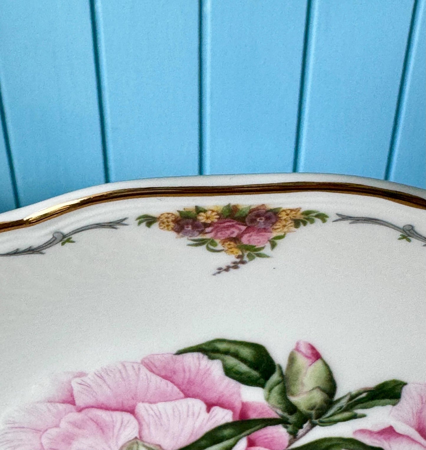 Vintage Royal Albert Vintage 1990's Bone China Camellia Design 22 CM Plate, Queen Mother's Favourite Flowers, Sarah Schofield, Made England