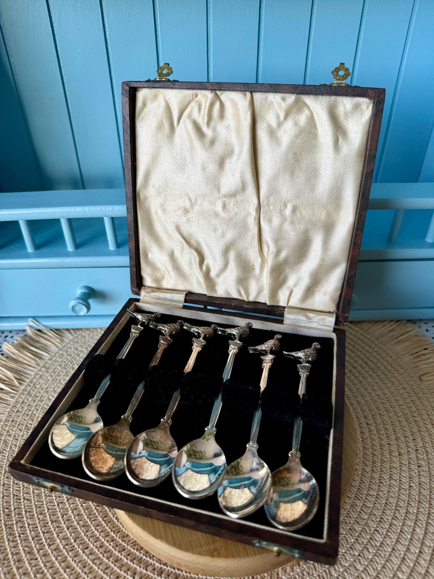 Beautiful and Rare Dutch "Douwe Egberts D.E 90" 6 Vintage Collectible Dove Teaspoons, Comes in Original Box, Silver Plated, Made in Holland