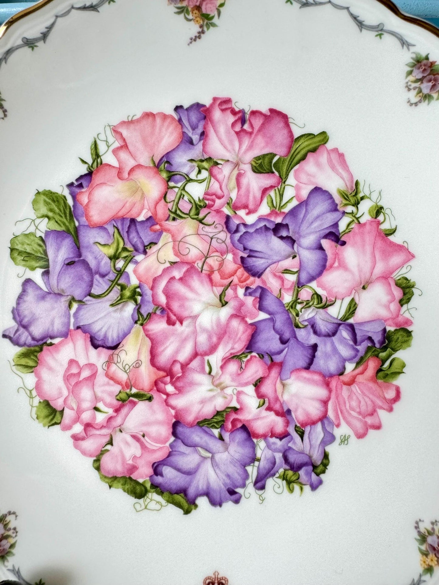 Vintage Royal Albert Vintage 1990's Bone China Sweet Peas Design 22CM Plate, Queen Mother's Favourite Flowers, Sarah Schofield, Made England
