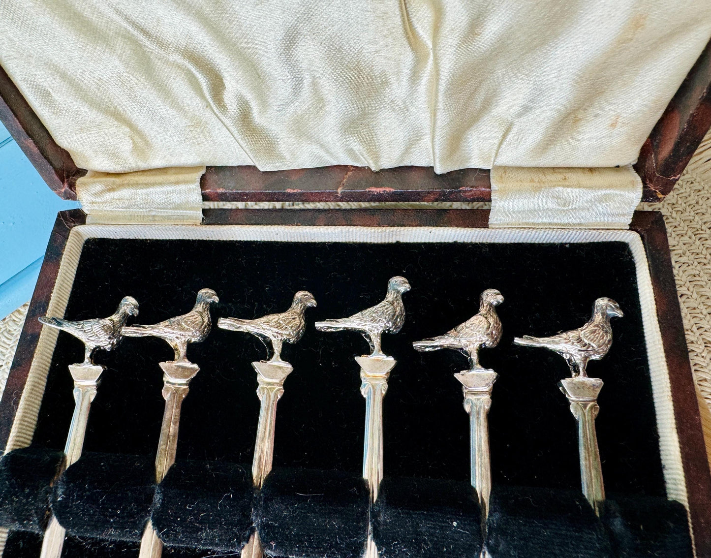Beautiful and Rare Dutch "Douwe Egberts D.E 90" 6 Vintage Collectible Dove Teaspoons, Comes in Original Box, Silver Plated, Made in Holland