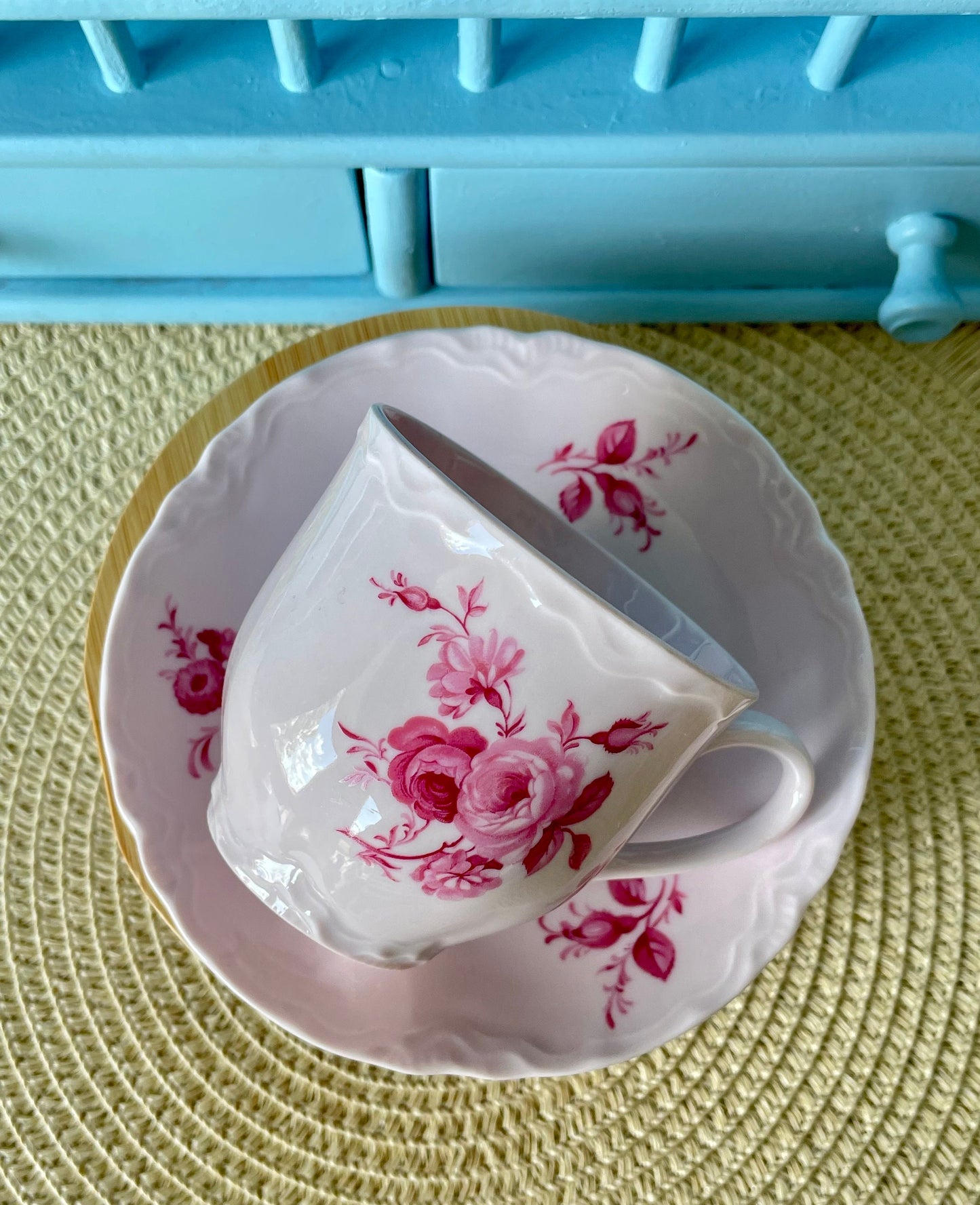Pink Porcelain Elegance: Hutschenreuther Teacup & Saucer with Sculptured Rim, Rose Decor – A Unique Gift of Timeless Charm Made in Germany