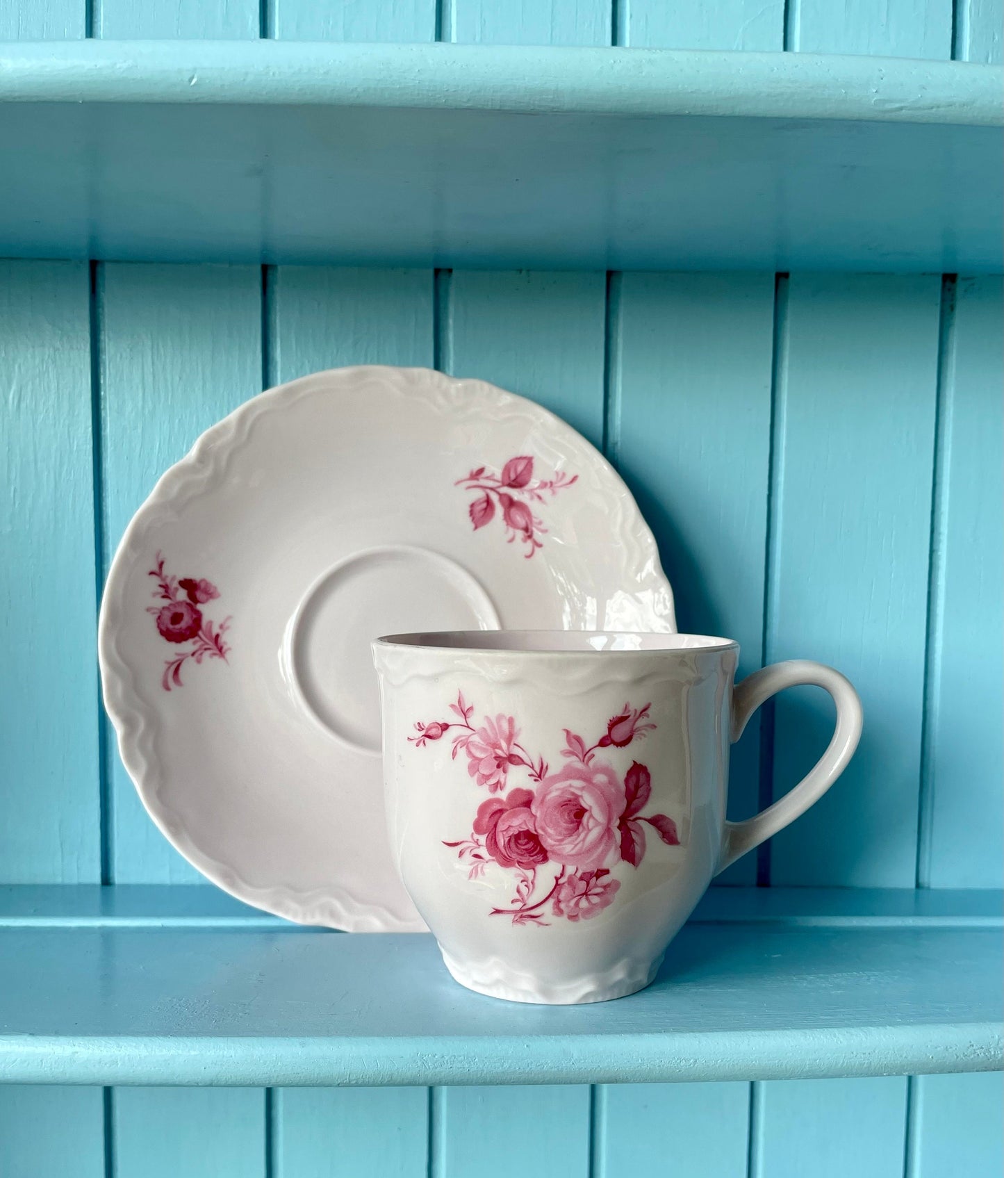 Pink Porcelain Elegance: Hutschenreuther Teacup & Saucer with Sculptured Rim, Rose Decor – A Unique Gift of Timeless Charm Made in Germany