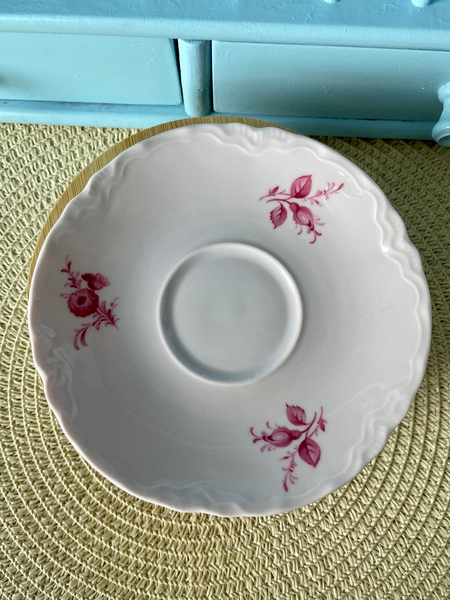 Pink Porcelain Elegance: Hutschenreuther Teacup & Saucer with Sculptured Rim, Rose Decor – A Unique Gift of Timeless Charm Made in Germany