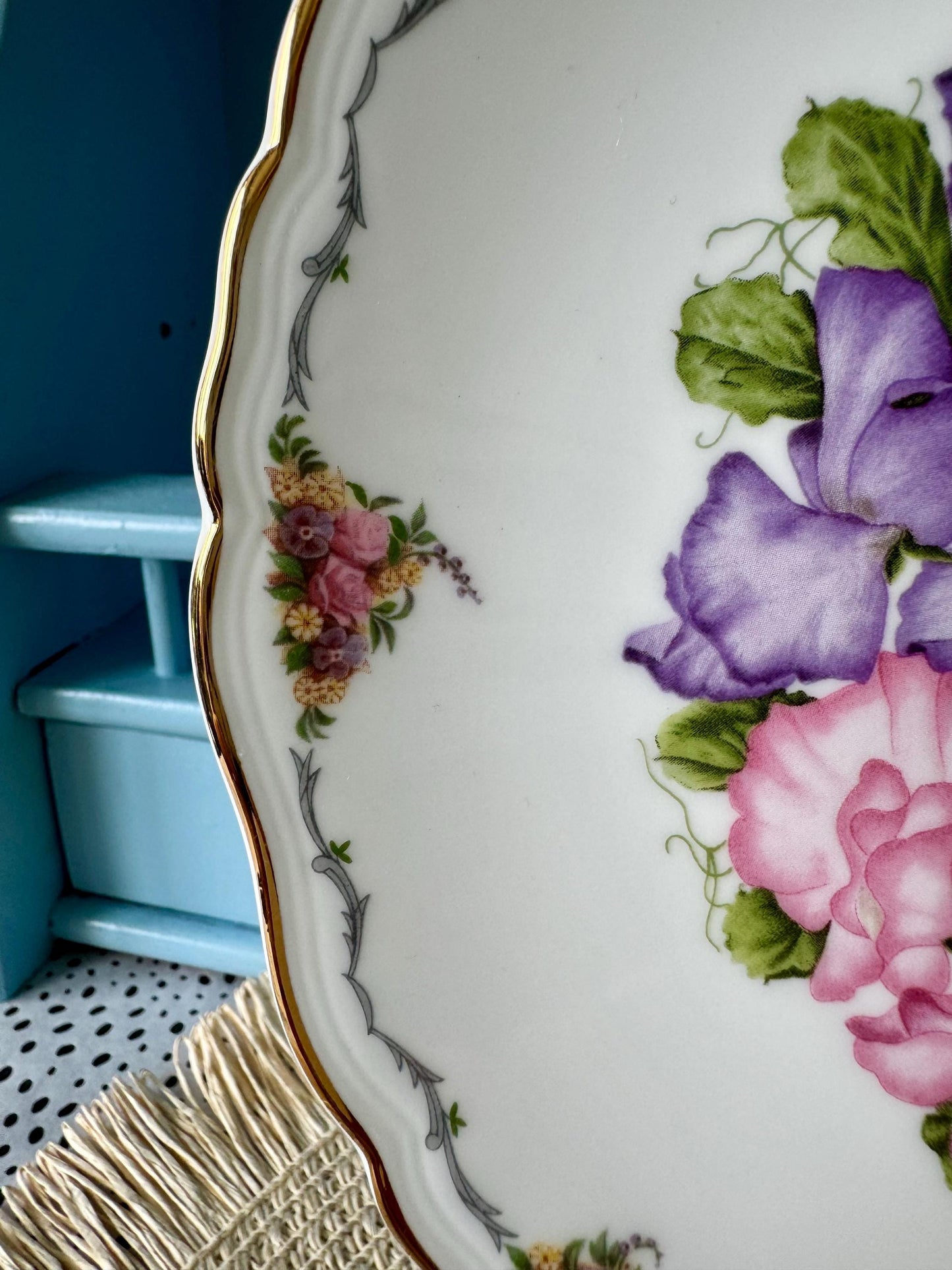Vintage Royal Albert Vintage 1990's Bone China Sweet Peas Design 22CM Plate, Queen Mother's Favourite Flowers, Sarah Schofield, Made England