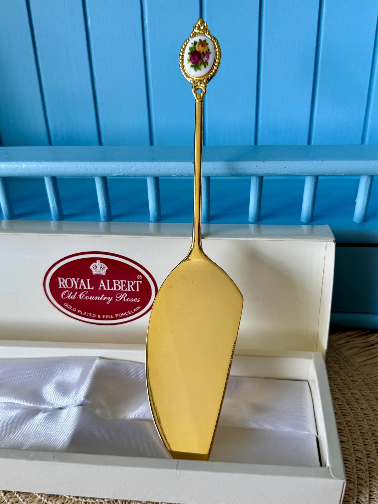 Vintage Very Collectible 'New' Royal Albert "Old Country Roses" Golden Cake or Pie Slicer 23.5cm, In Original Box, Bone China, Made in Japan
