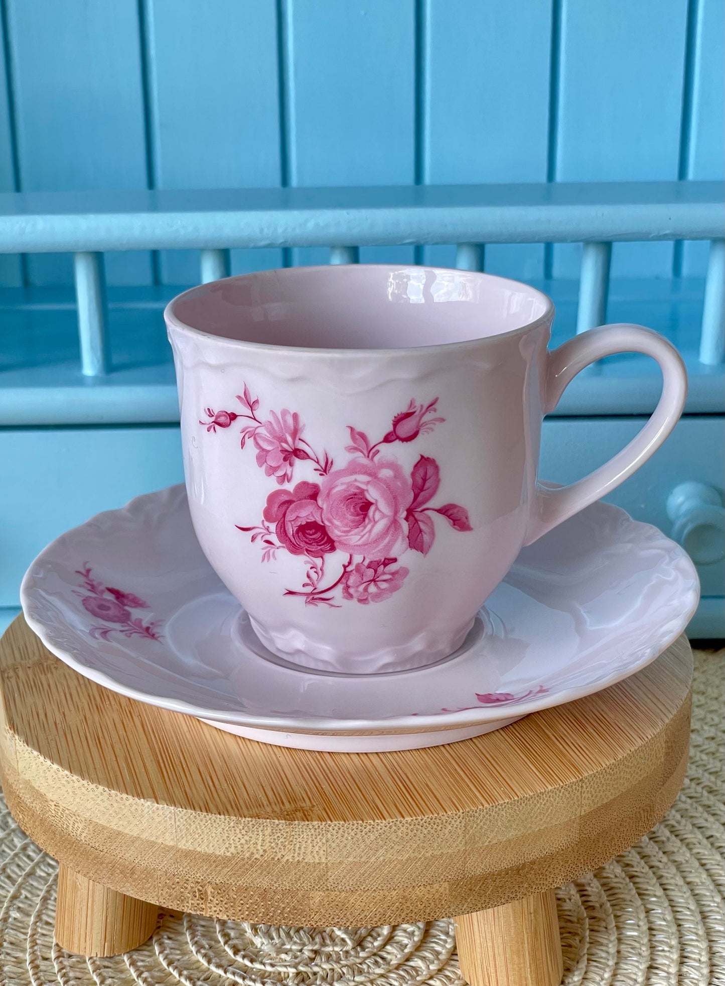 Pink Porcelain Elegance: Hutschenreuther Teacup & Saucer with Sculptured Rim, Rose Decor – A Unique Gift of Timeless Charm Made in Germany