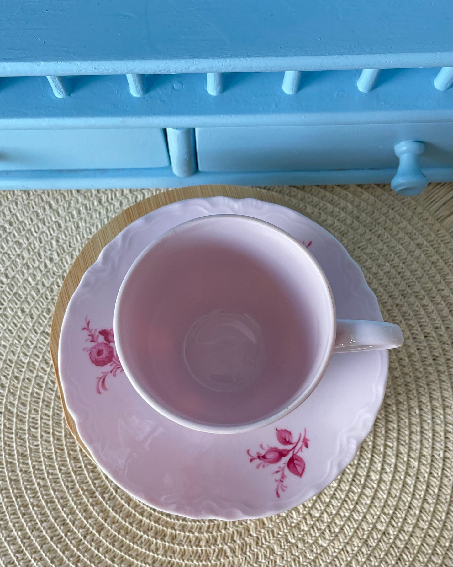 Pink Porcelain Elegance: Hutschenreuther Teacup & Saucer with Sculptured Rim, Rose Decor – A Unique Gift of Timeless Charm Made in Germany