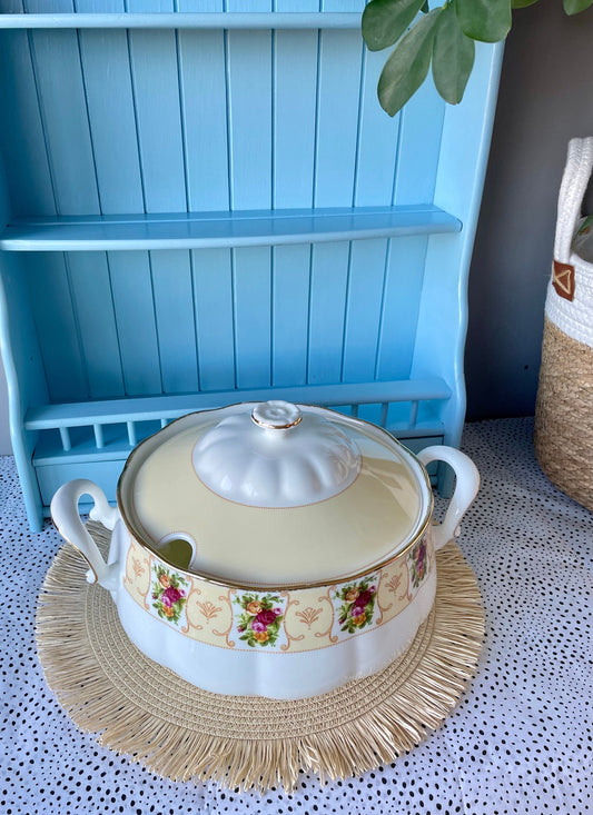 Beautiful Vintage Royal Albert "Rose Cameo Peach" Soup Turee