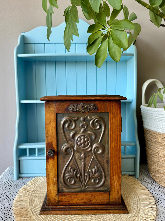 Antique 1920s Oak Pipe Cabinet with 6 Original Pipes & Key