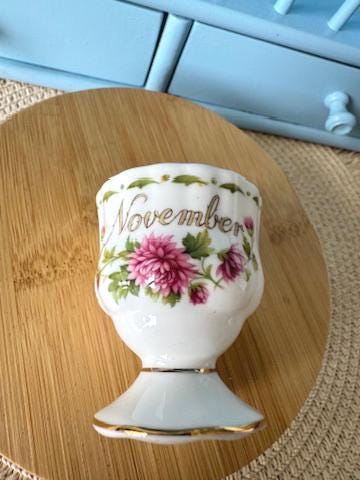 Royal Albert November Egg Cup • Flower of the Month Chrysant