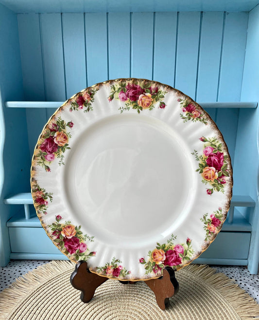 Beautiful Vintage Royal Albert Old Country Roses Dinner Plates - 27cm (1962), Fine Bone China, Red and Yellow Roses Decor, Made in England