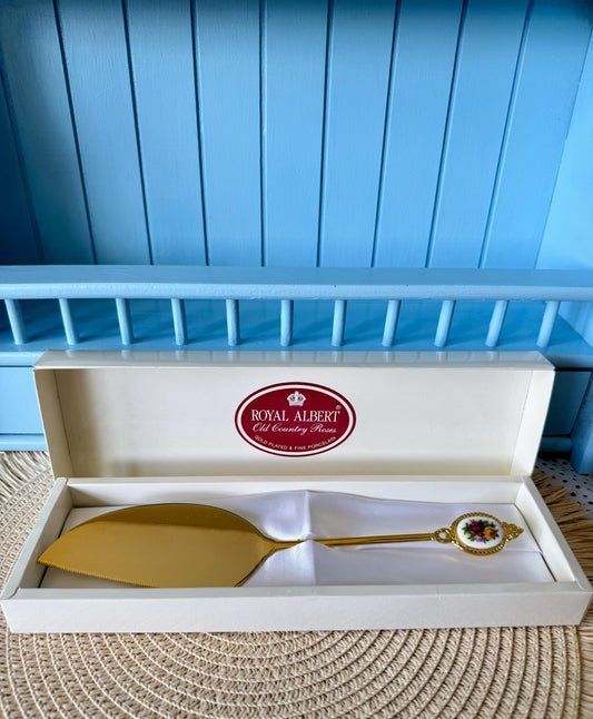 Vintage Very Collectible 'New' Royal Albert "Old Country Roses" Golden Cake or Pie Slicer 23.5cm, In Original Box, Bone China, Made in Japan