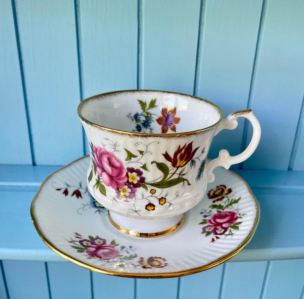 Vintage Royal Stratford Fine Bone China Teacup And Saucer, Pink And Red Flowers, Perfect Gold, Stratford Fine Bone China Made in England