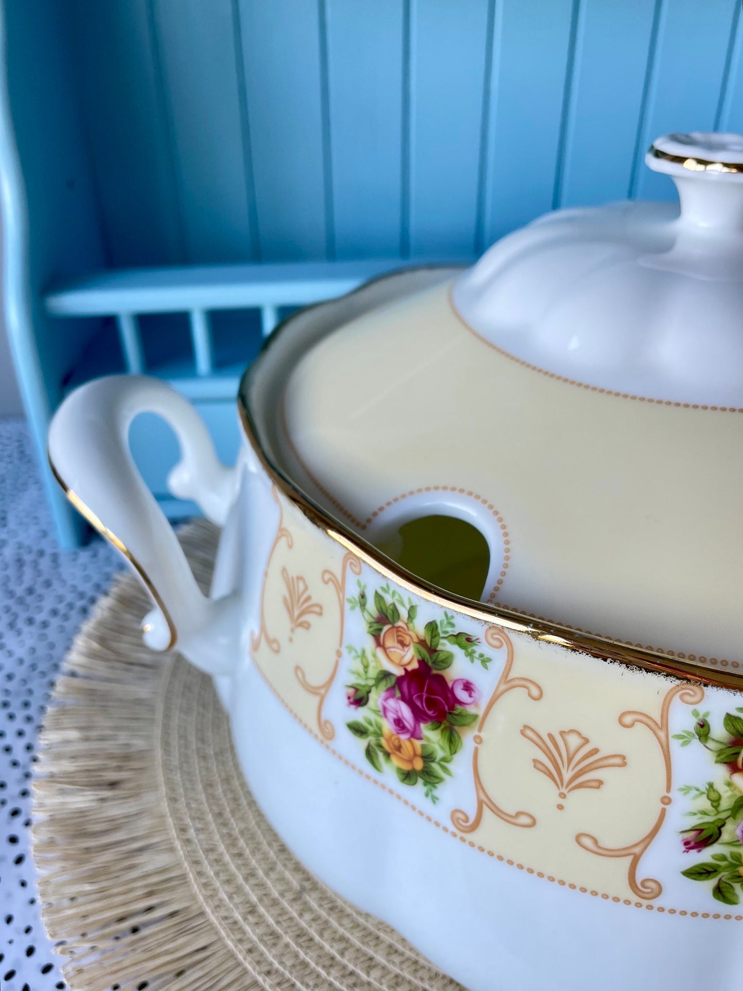 Beautiful Vintage Royal Albert "Rose Cameo Peach" Soup Turee