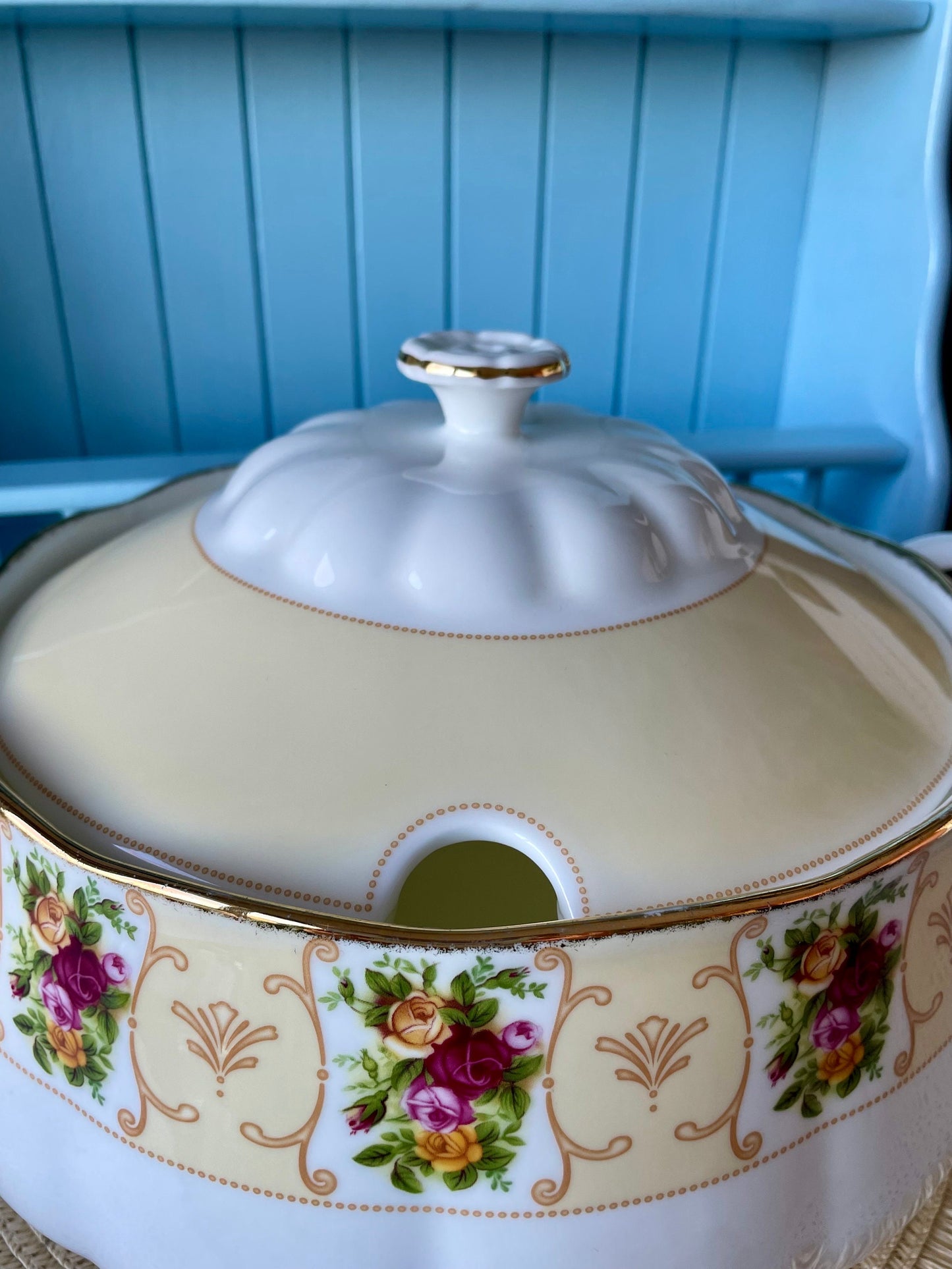 Beautiful Vintage Royal Albert "Rose Cameo Peach" Soup Turee