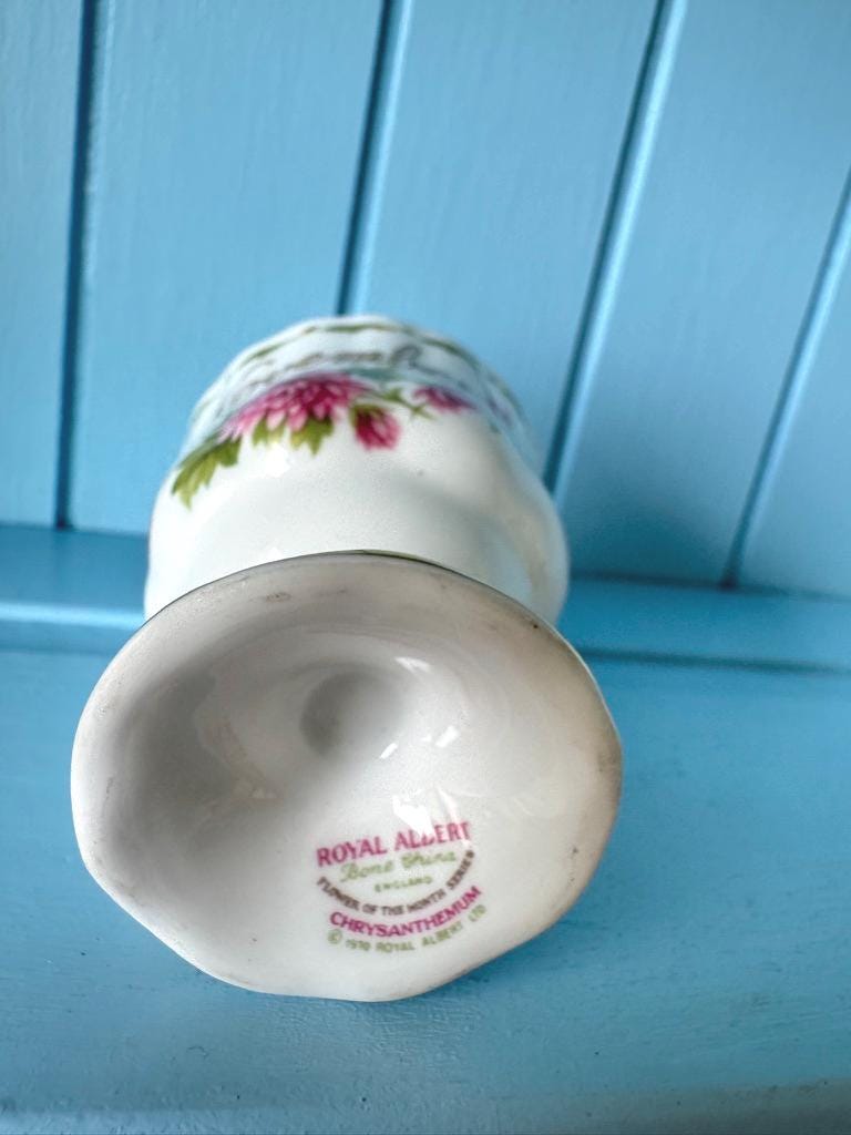 Royal Albert November Egg Cup • Flower of the Month Chrysant