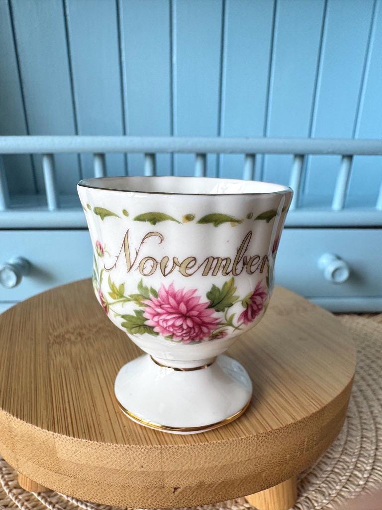 Royal Albert November Egg Cup • Flower of the Month Chrysant
