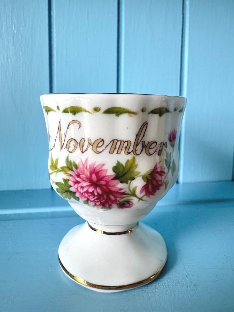 Royal Albert November Egg Cup • Flower of the Month Chrysant